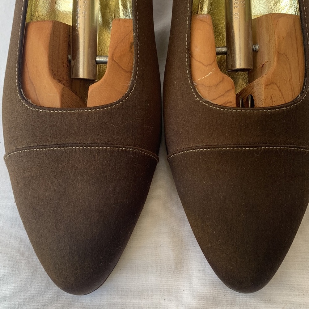 Vintage Chanel Brown Silk Pumps with Embroidered Logo on back heel. Sz8.5 - Picture 3 of 14